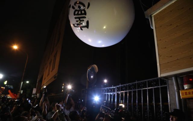 經過一番努力後,憲改大球終於推進立院濟南路側門,現場響起一陣歡呼。圖:林雨佑/攝 經過一番努力後,憲改大球終於推進立院濟南路側門,現場響起一陣歡呼。圖:林雨佑/攝