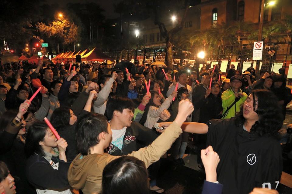 晚會壓軸的拷秋勤樂團讓民眾高舉螢光棒跟著跳,氣氛相當嗨。圖:林雨佑/攝 晚會壓軸的拷秋勤樂團讓民眾高舉螢光棒跟著跳,氣氛相當嗨。圖:林雨佑/攝