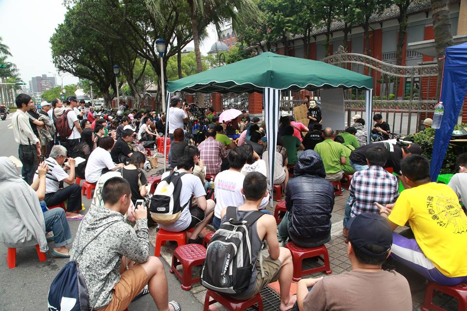 13日中午12點左右,有上百民眾在立法院外短講,關注場內審法案情形。圖2之2:林雨佑/攝 13日中午12點左右,有上百民眾在立法院外短講,關注場內審法案情形。圖2之2:林雨佑/攝