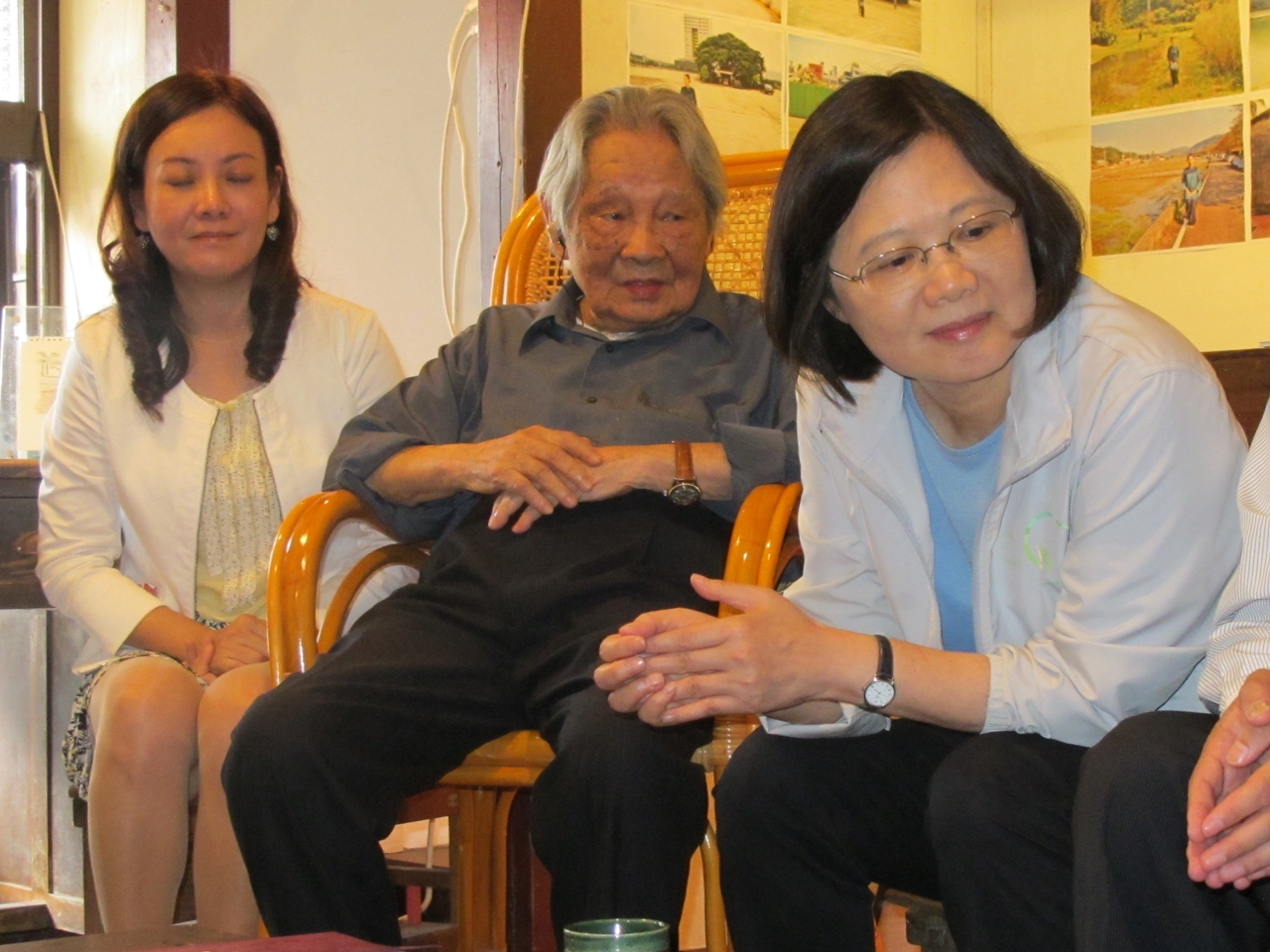 鍾肇政及家人與民進黨總統參選人蔡英文一起拍照留念。圖:林朝億/攝 鍾肇政及家人與民進黨總統參選人蔡英文一起拍照留念。圖:林朝億/攝