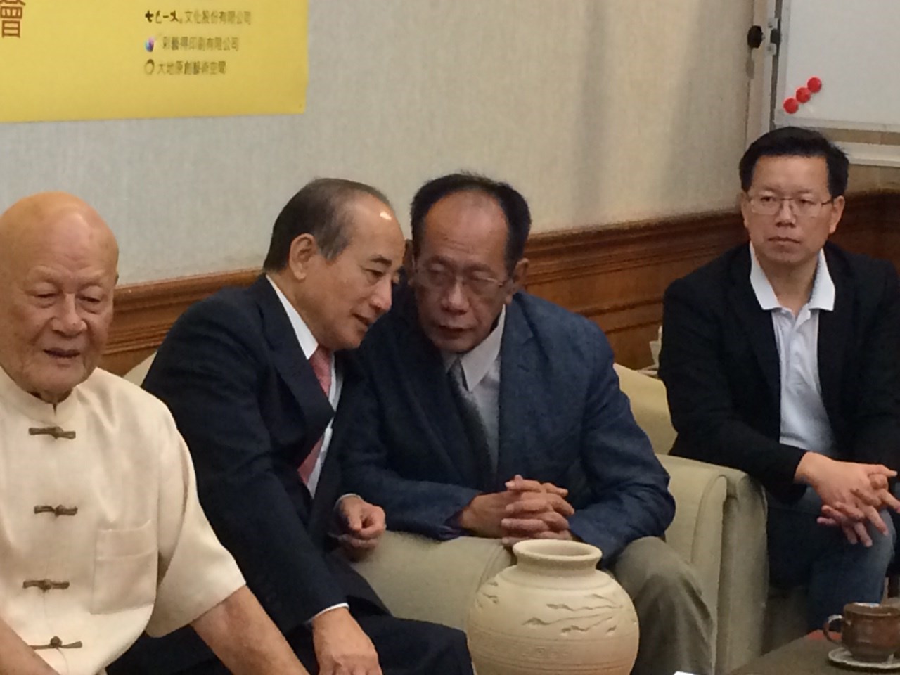 王金平在記者會上為國民黨立委陳超明拜票,兩人互動親密。圖:符芳碩/攝 王金平在記者會上為國民黨立委陳超明拜票,兩人互動親密。圖:符芳碩/攝