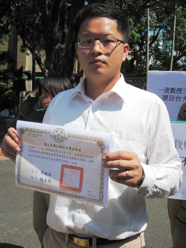 王威中拿出當年的畢業證書,證明自己「年份相符」,真的修過江宜樺的課。圖3之2:王立柔/攝 王威中拿出當年的畢業證書,證明自己「年份相符」,真的修過江宜樺的課。圖3之2:王立柔/攝