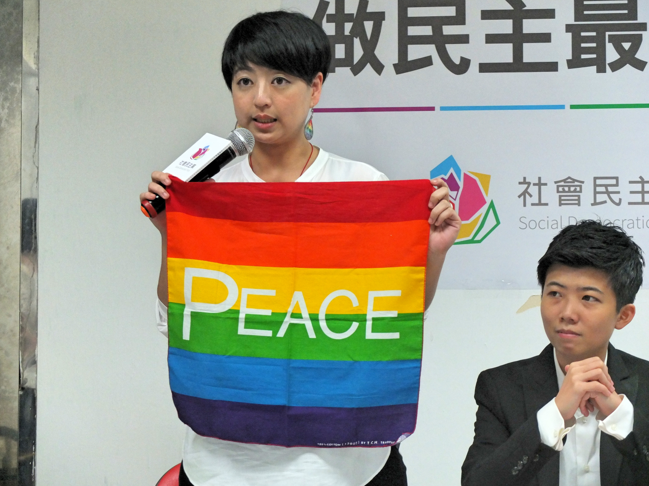 參選人呂欣潔捐出一面來自加拿大的彩虹旗。圖:翁嫆琄/攝 參選人呂欣潔捐出一面來自加拿大的彩虹旗。圖:翁嫆琄/攝