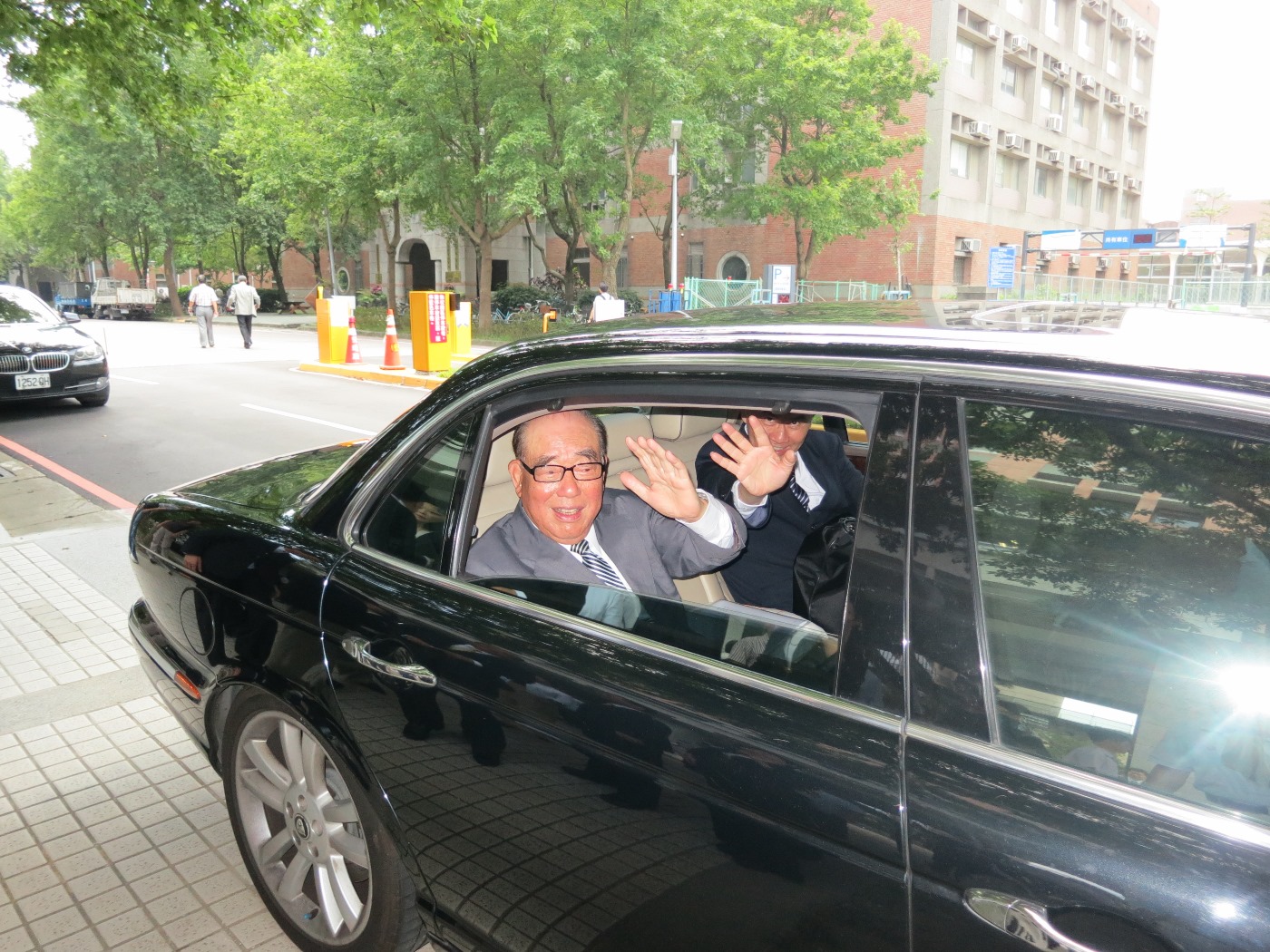 台灣民主基金會執行長黃德福29日向陳文成基金會執行長張龍橋說明基金會拍攝影片的規範。圖:林朝億/攝影 台灣民主基金會執行長黃德福29日向陳文成基金會執行長張龍橋說明基金會拍攝影片的規範。圖:林朝億/攝影
