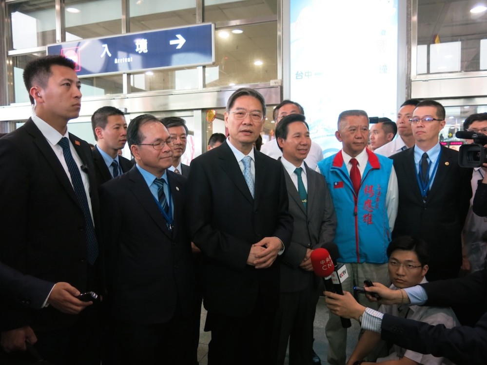 中國國台辦主任張志軍23日率團參訪金門,下午1點左右抵達金門水頭碼頭,由陸委會副主委林祖嘉迎接。圖:夏張會媒體群組提供 中國國台辦主任張志軍23日率團參訪金門,下午1點左右抵達金門水頭碼頭,由陸委會副主委林祖嘉迎接。圖:夏張會媒體群組提供