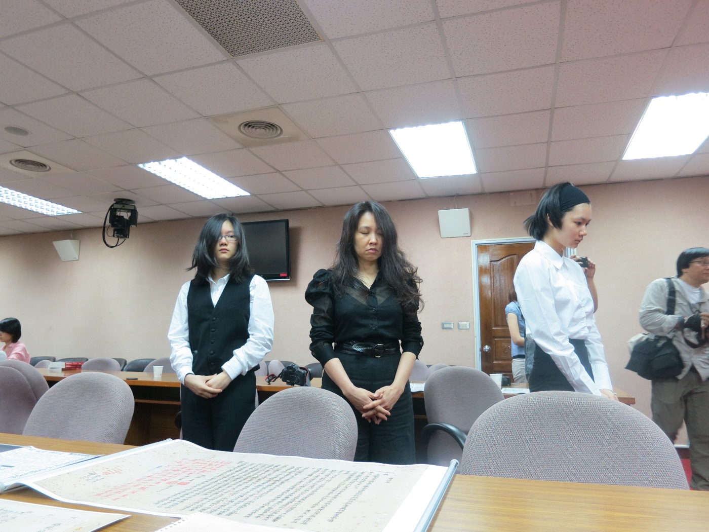 施明德妻子陳嘉君與2個女兒奔波於國家檔案局尋找泰源烈士檔案資料。圖:林朝億/攝 施明德妻子陳嘉君與2個女兒奔波於國家檔案局尋找泰源烈士檔案資料。圖:林朝億/攝