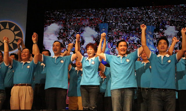國民黨全代會鼓掌通過提名洪秀柱的團結場面,的確具有驚人的戲劇性。圖:翻攝中國國民黨官網 國民黨全代會鼓掌通過提名洪秀柱的團結場面,的確具有驚人的戲劇性。圖:翻攝中國國民黨官網