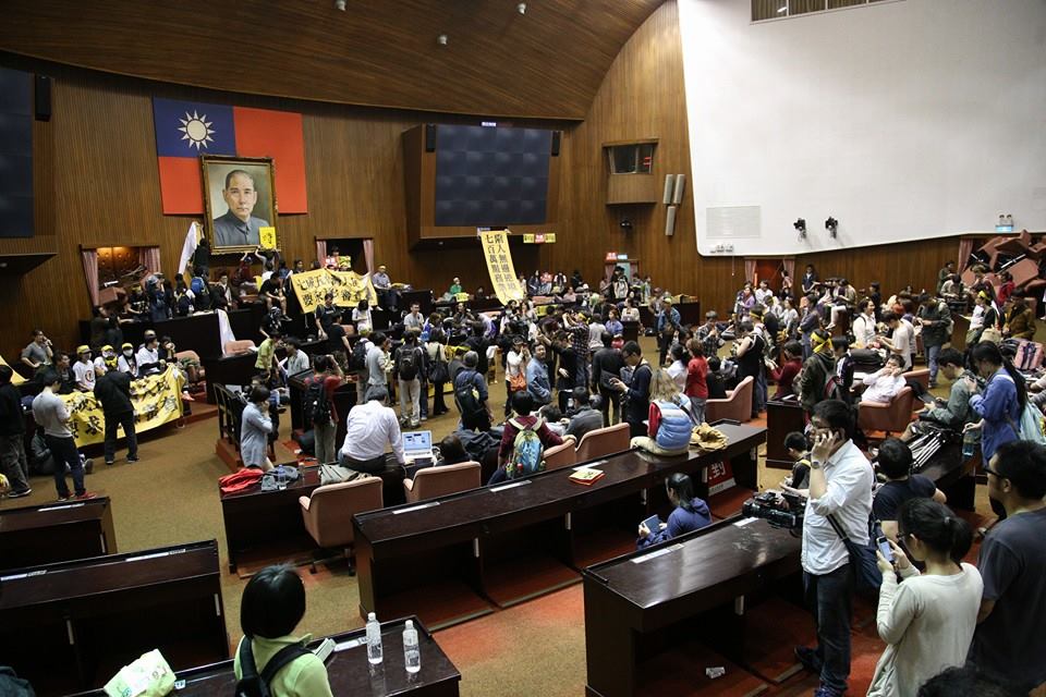 10點多議場內已經聚集3、400名抗議學生和民眾。圖2之1:林雨佑/攝 10點多議場內已經聚集3、400名抗議學生和民眾。圖2之1:林雨佑/攝