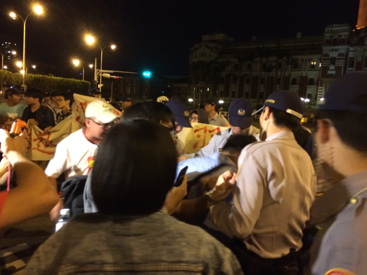 已有一名抗議民眾遭警方帶走。圖:楊淳卉/攝 已有一名抗議民眾遭警方帶走。圖:楊淳卉/攝