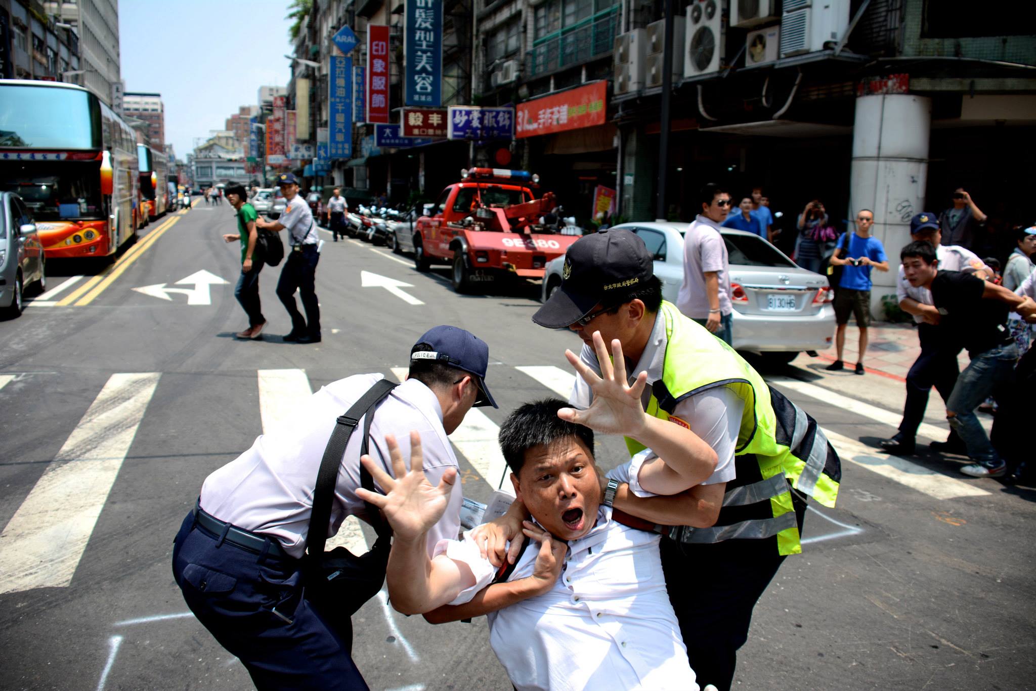 政治大學地政系教授徐世榮昨天因聲援大埔案,因穿越管制區就遭警方強力拖走。圖片來源:農陣臉書 政治大學地政系教授徐世榮昨天因聲援大埔案,因穿越管制區就遭警方強力拖走。圖片來源:農陣臉書