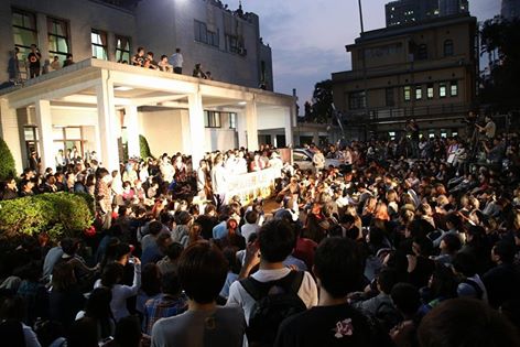 雖然時間愈來愈晚,立法院內外的人潮有愈來愈多的趨勢。圖:林雨佑/攝。 雖然時間愈來愈晚,立法院內外的人潮有愈來愈多的趨勢。圖:林雨佑/攝。
