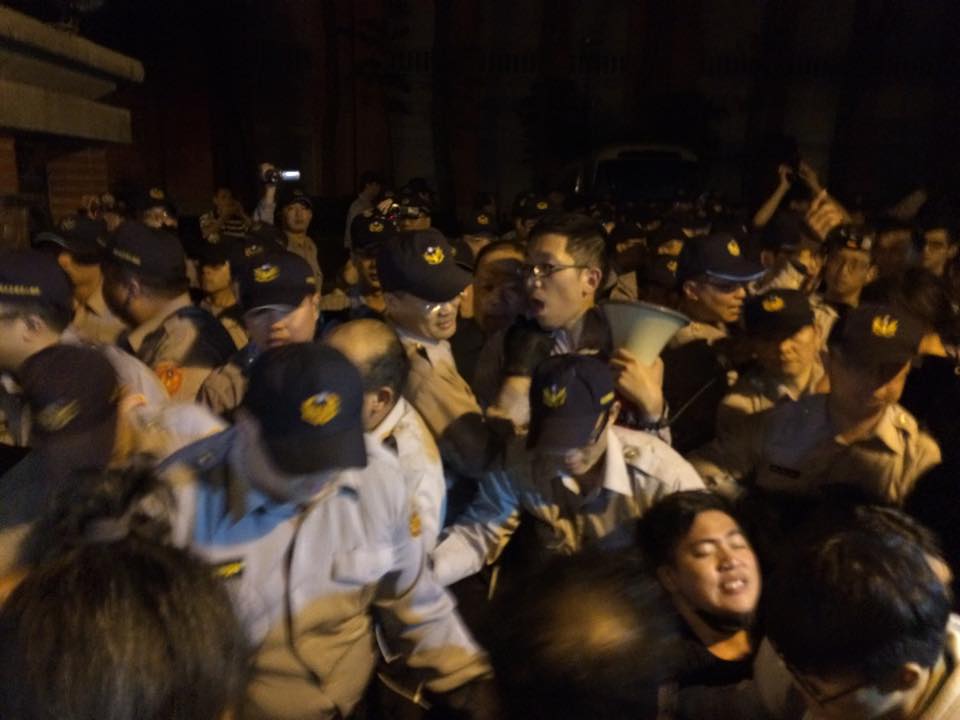 反馬習會民眾7日晚間11點自凱道被警方驅離之後 重新集結重回立院。圖:楊淳卉/攝 反馬習會民眾7日晚間11點自凱道被警方驅離之後 重新集結重回立院。圖:楊淳卉/攝