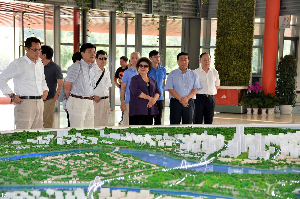 高雄市長陳菊參訪天津市中新生態城、東疆保稅港郵輪碼頭,她表示,天津港腹地廣大,而高雄港則是距市區較近,交通便利,對於未來兩港合作樂觀其成。圖片來源:高雄市政府 高雄市長陳菊參訪天津市中新生態城、東疆保稅港郵輪碼頭,她表示,天津港腹地廣大,而高雄港則是距市區較近,交通便利,對於未來兩港合作樂觀其成。圖片來源:高雄市政府