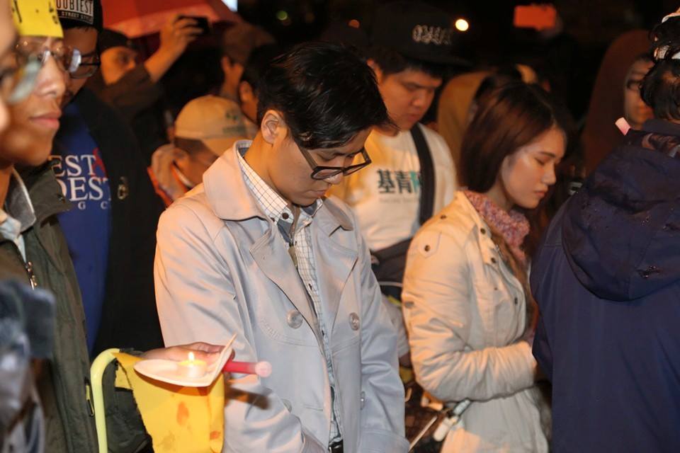 隊伍行經北平東路時,民眾默哀30秒。圖:林雨佑/攝 隊伍行經北平東路時,民眾默哀30秒。圖:林雨佑/攝
