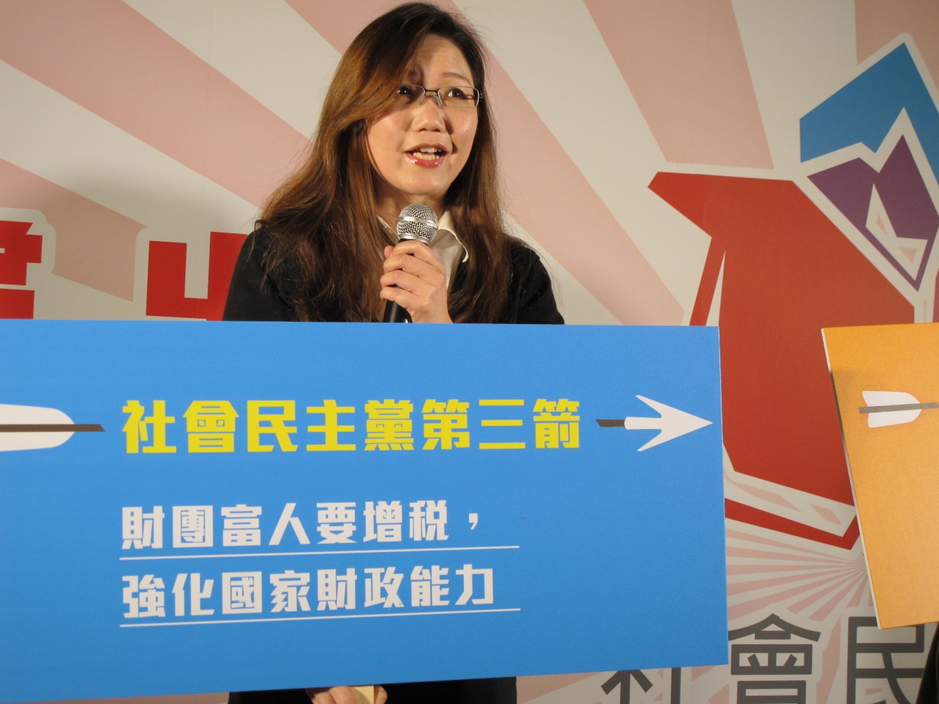 社民黨秘書長嚴婉玲宣布餐代表社民黨參與立委選舉。圖:林朝億/攝影 社民黨秘書長嚴婉玲宣布餐代表社民黨參與立委選舉。圖:林朝億/攝影