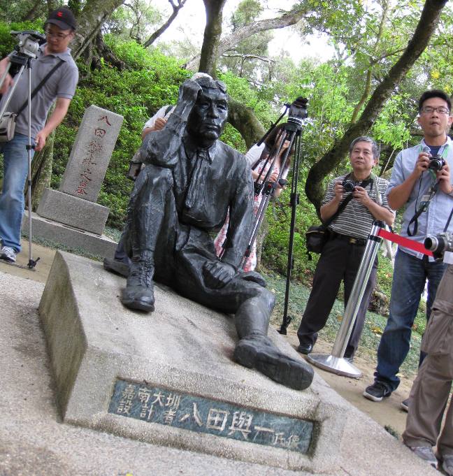 烏山頭水庫建造者八田與一的銅像。圖:林朝億/攝 烏山頭水庫建造者八田與一的銅像。圖:林朝億/攝
