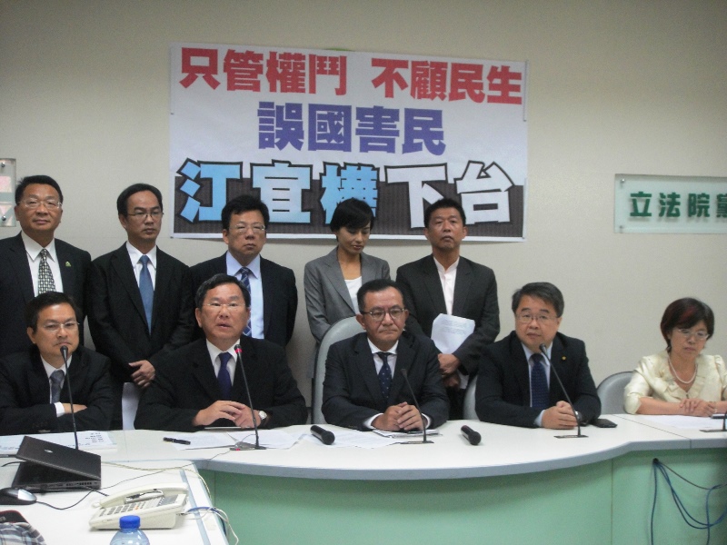 民進黨團大部分立委登記發言之後,立即召開記者會重申倒閣決心。圖2之2:王立柔/攝 民進黨團大部分立委登記發言之後,立即召開記者會重申倒閣決心。圖2之2:王立柔/攝