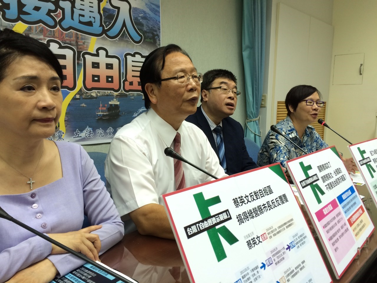 前立委邱毅稍後出席時則代洪秀柱向蔡英文下戰帖,要求兩人就自經區議題「1對1辯論」。圖:符芳碩/攝 前立委邱毅稍後出席時則代洪秀柱向蔡英文下戰帖,要求兩人就自經區議題「1對1辯論」。圖:符芳碩/攝