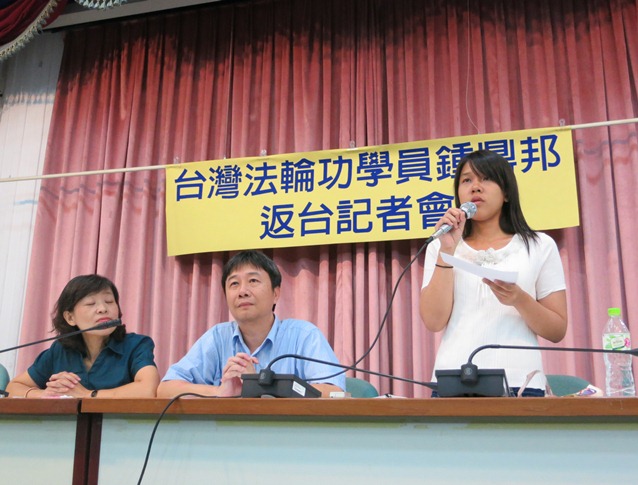 鍾鼎邦女兒鍾愛代替父親宣讀感謝聲明。圖:林朝億/攝 鍾鼎邦女兒鍾愛代替父親宣讀感謝聲明。圖:林朝億/攝