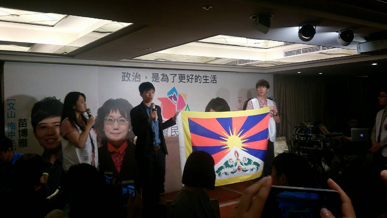 為社民黨挑戰北市文山區立委席次的苗博雅,以珍藏的雪山獅子旗拍賣。圖:張揚/攝 為社民黨挑戰北市文山區立委席次的苗博雅,以珍藏的雪山獅子旗拍賣。圖:張揚/攝