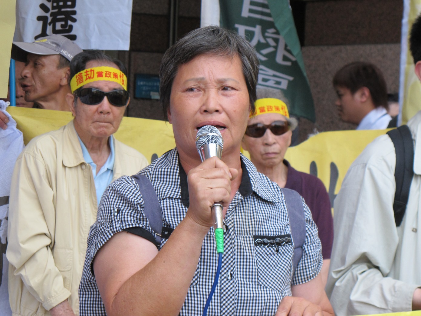 苗栗灣寶洪箱大姐13日表示,人民有難,要見蔡英文有那麼困難嗎?圖:林朝億/攝 苗栗灣寶洪箱大姐13日表示,人民有難,要見蔡英文有那麼困難嗎?圖:林朝億/攝