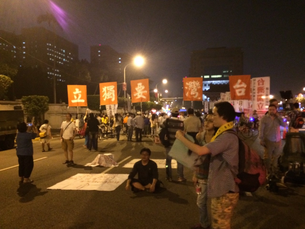 時代力量黨主席黃國昌7日在反馬習會遊行發表短講。圖:符芳碩/攝 時代力量黨主席黃國昌7日在反馬習會遊行發表短講。圖:符芳碩/攝