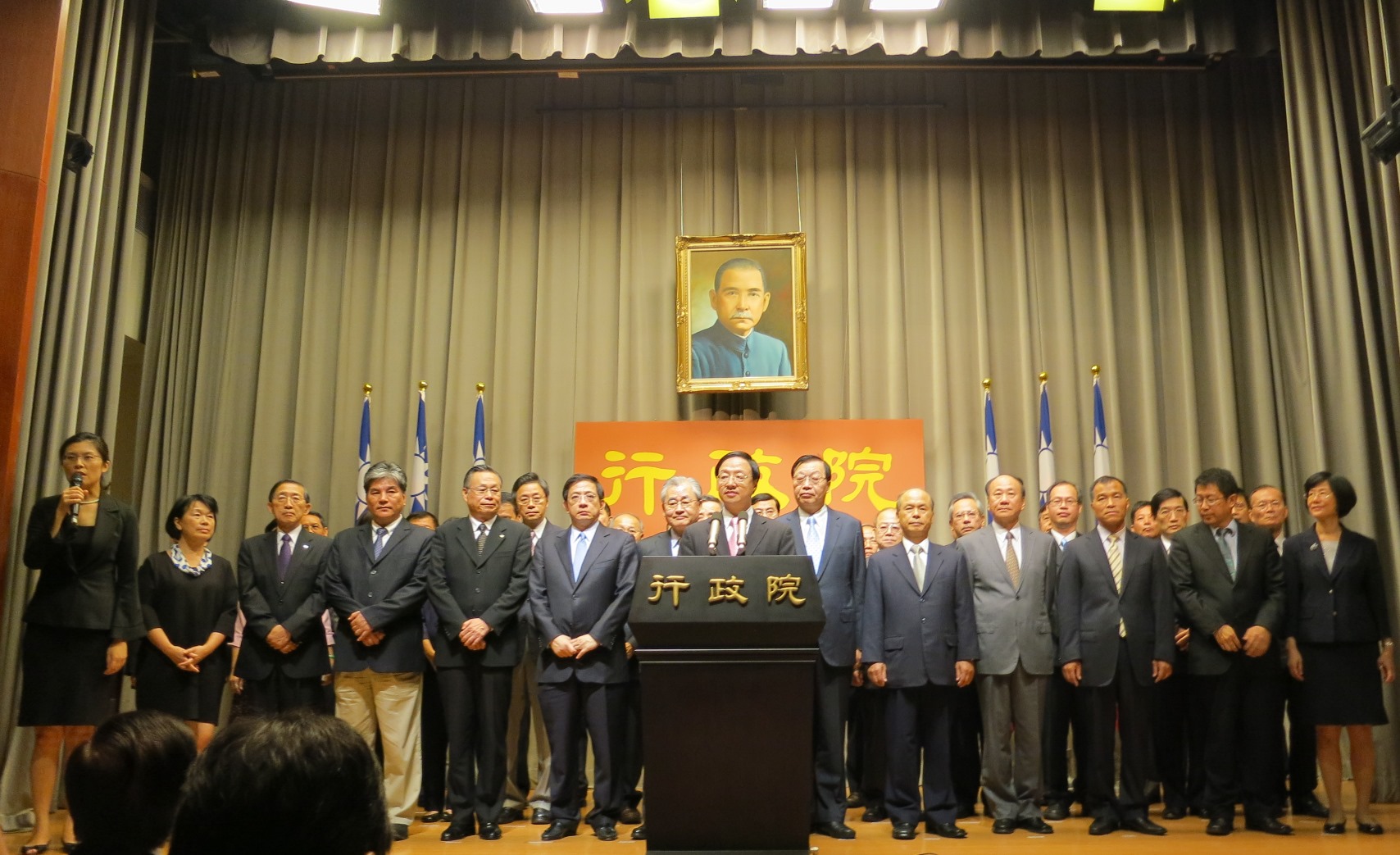 江揆14日致詞時,其餘37位閣員排排站開。其中,內政部長李鴻源深色西裝套上米黃色長褲,頗為突出。圖:林朝億/攝影 江揆14日致詞時,其餘37位閣員排排站開。其中,內政部長李鴻源深色西裝套上米黃色長褲,頗為突出。圖:林朝億/攝影