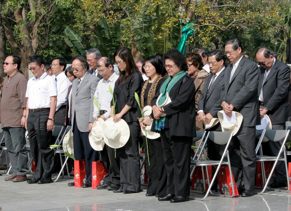 高雄市長陳菊、副市長劉世芳、李永得、文化局長史哲及受難者家屬約2百多人28日在228追思儀式中,全場默哀1分鐘。圖片來源:高雄市政府 高雄市長陳菊、副市長劉世芳、李永得、文化局長史哲及受難者家屬約2百多人28日在228追思儀式中,全場默哀1分鐘。圖片來源:高雄市政府
