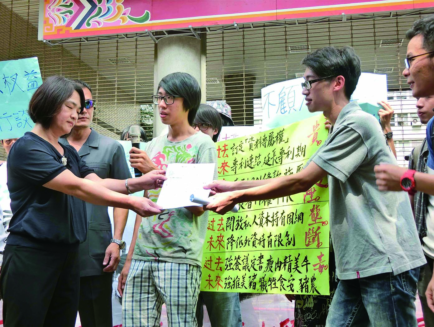 民團在會議場外質疑TIFA罔顧民意,由經濟部國際貿局組長黃瀞萱接受陳情。圖:楊淳卉/攝 民團在會議場外質疑TIFA罔顧民意,由經濟部國際貿局組長黃瀞萱接受陳情。圖:楊淳卉/攝