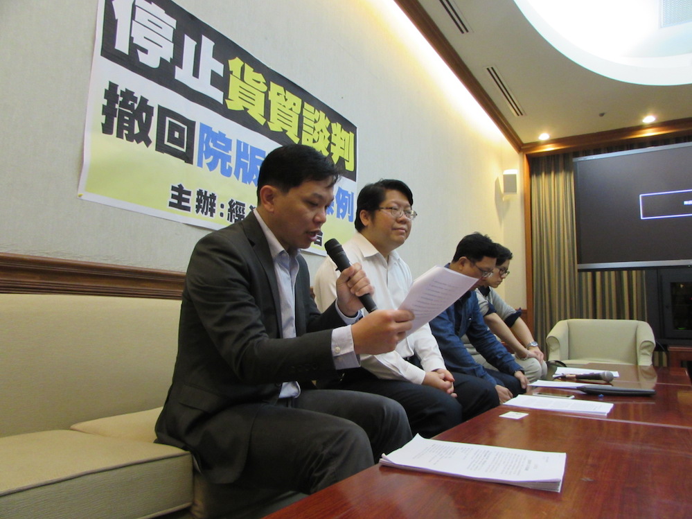 經濟民主連合今(26)天召開記者會,質疑政府完全在沒有整體產業政策下,盲目進行貿易談判。圖:邱珮文/攝 經濟民主連合今(26)天召開記者會,質疑政府完全在沒有整體產業政策下,盲目進行貿易談判。圖:邱珮文/攝