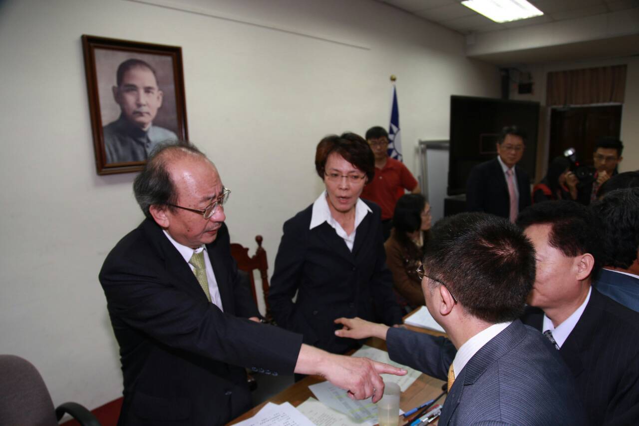國民黨召委黃昭順週一傍晚在21秒內快速通過「自由經濟示範區特別條例」草案3條文,引發爭議,30上午國民黨執行長林鴻池、黃昭順、立委盧嘉辰和民進黨團總召柯建銘吵成一團。圖:林雨佑/攝 國民黨召委黃昭順週一傍晚在21秒內快速通過「自由經濟示範區特別條例」草案3條文,引發爭議,30上午國民黨執行長林鴻池、黃昭順、立委盧嘉辰和民進黨團總召柯建銘吵成一團。圖:林雨佑/攝