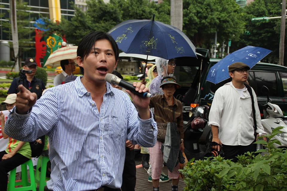 數十名學生從立法院轉往總統府前抗議,高喊口號「停止趕場公聽、退回黑箱服貿」。圖:林雨佑/攝 數十名學生從立法院轉往總統府前抗議,高喊口號「停止趕場公聽、退回黑箱服貿」。圖:林雨佑/攝