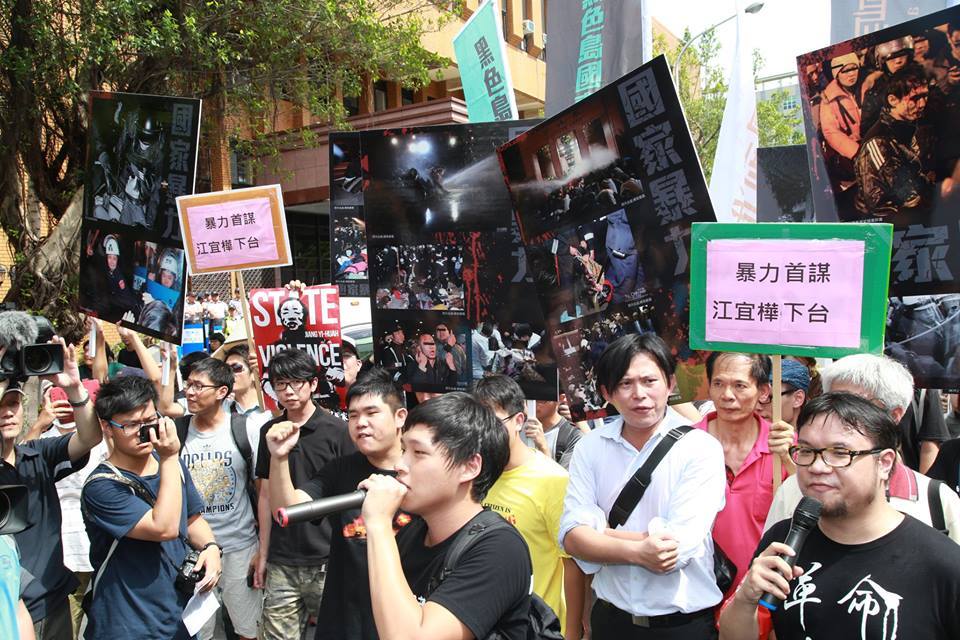 學運總指揮陳為廷30日帶領群眾走到警方封鎖線前,高喊「暴力首謀 江宜樺下台」。圖3之3:林雨佑/攝 學運總指揮陳為廷30日帶領群眾走到警方封鎖線前,高喊「暴力首謀 江宜樺下台」。圖3之3:林雨佑/攝