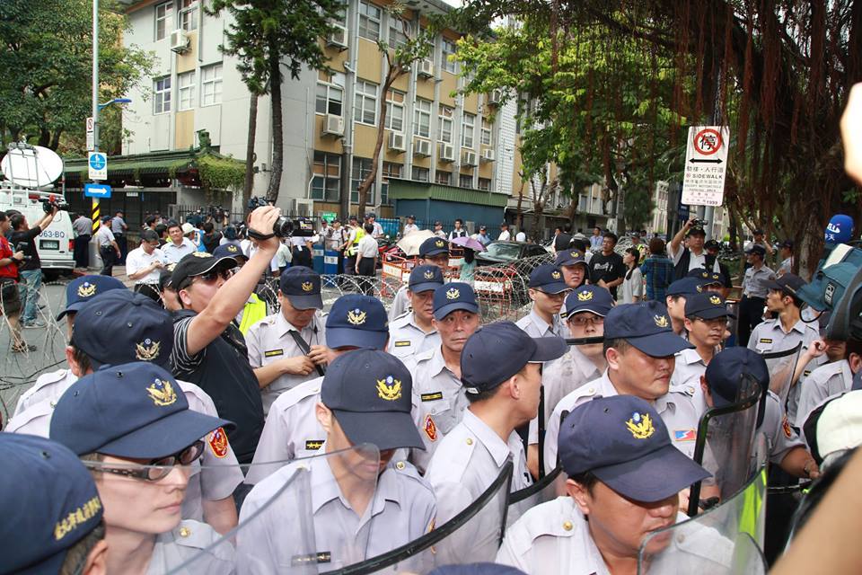 警方30日派出上百警察,並在江宜樺車隊進來時,封鎖博愛路,還拉上蛇籠。圖3之2:林雨佑/攝 警方30日派出上百警察,並在江宜樺車隊進來時,封鎖博愛路,還拉上蛇籠。圖3之2:林雨佑/攝