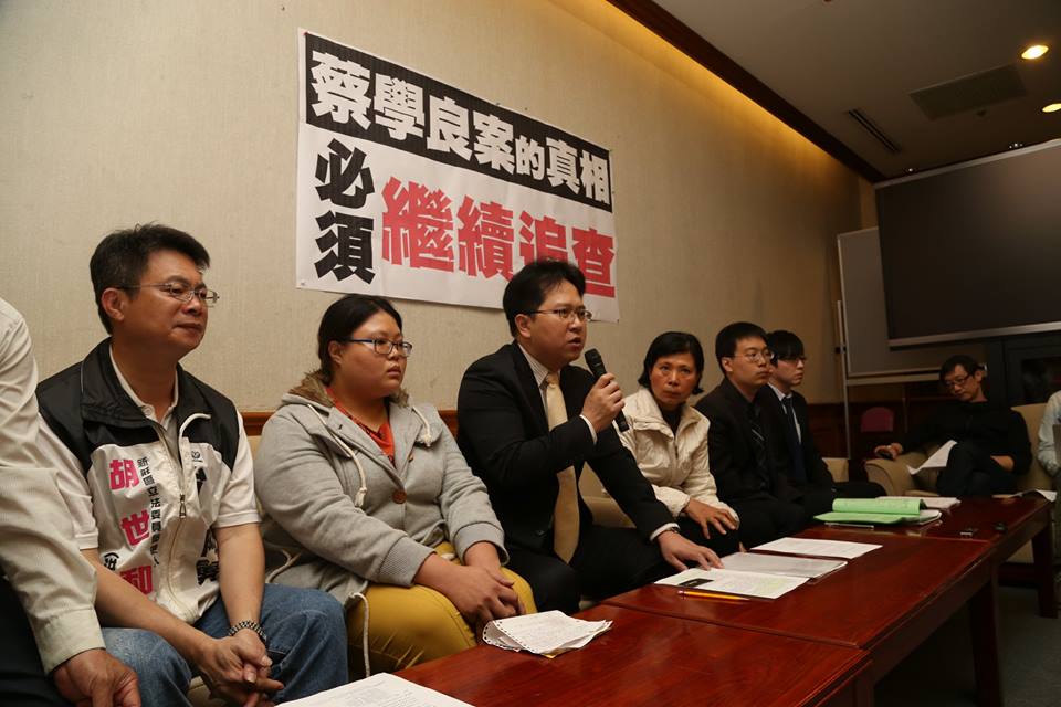 蔡學良母親尤瑞敏、律師團、立委陳唐山等人下午召開記者會,回應判決。圖:林雨佑/攝 蔡學良母親尤瑞敏、律師團、立委陳唐山等人下午召開記者會,回應判決。圖:林雨佑/攝