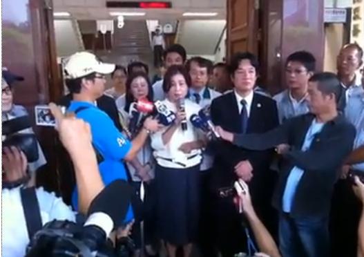 雲林縣長蘇治芬涉及長庚弊案,今(31)天二審法官當庭判決蘇治芬無罪,蘇治芬在步出法庭後接受記者訪問時,忍不住激動落淚。台南市長賴清德今天也陪同出庭。圖片來源:翻攝自蘇治芬臉書 雲林縣長蘇治芬涉及長庚弊案,今(31)天二審法官當庭判決蘇治芬無罪,蘇治芬在步出法庭後接受記者訪問時,忍不住激動落淚。台南市長賴清德今天也陪同出庭。圖片來源:翻攝自蘇治芬臉書