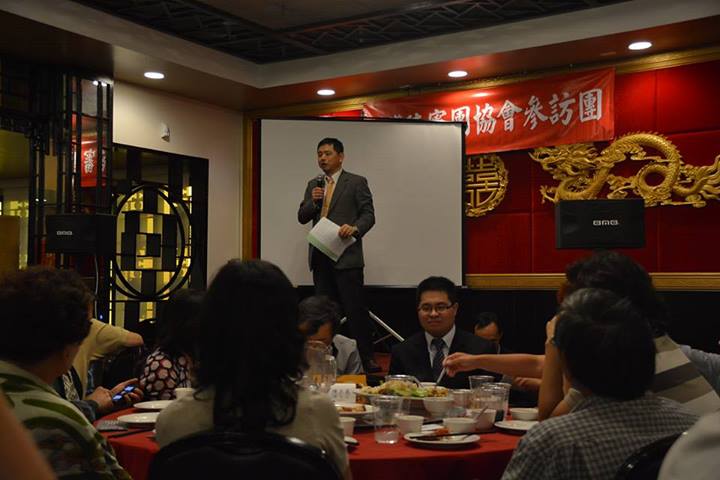 參訪團於洛杉磯當地時間21日晚間6點接受當地台僑餐會款待,鄭文龍律師並高歌一曲。圖5之3:陳秉亨/攝 參訪團於洛杉磯當地時間21日晚間6點接受當地台僑餐會款待,鄭文龍律師並高歌一曲。圖5之3:陳秉亨/攝