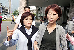 民進黨立委陳亭妃(右) 3日辦理特見,轉述陳水扁非常平靜。圖片來源:中央社。 民進黨立委陳亭妃(右) 3日辦理特見,轉述陳水扁非常平靜。圖片來源:中央社。