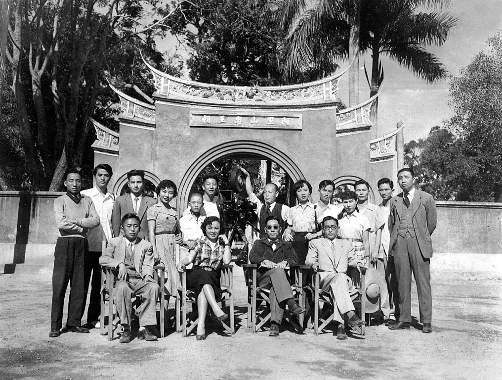 1956年白克與劇組人員於嘉義吳鳳廟拍攝《黃帝子孫》。圖片來源:電影資料館提供 1956年白克與劇組人員於嘉義吳鳳廟拍攝《黃帝子孫》。圖片來源:電影資料館提供