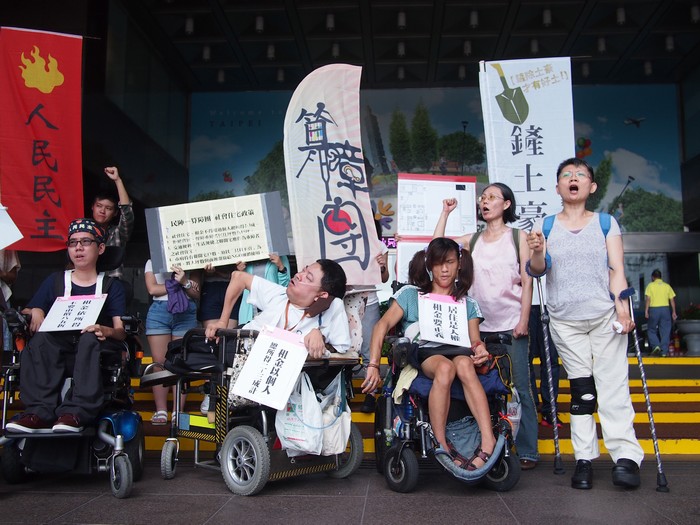 民陣.算障團高喊「聯開作社宅,租金依所得」訴求,並控訴「政府包租公,住戶荷包空」。圖:何星瑩/攝 民陣.算障團高喊「聯開作社宅,租金依所得」訴求,並控訴「政府包租公,住戶荷包空」。圖:何星瑩/攝