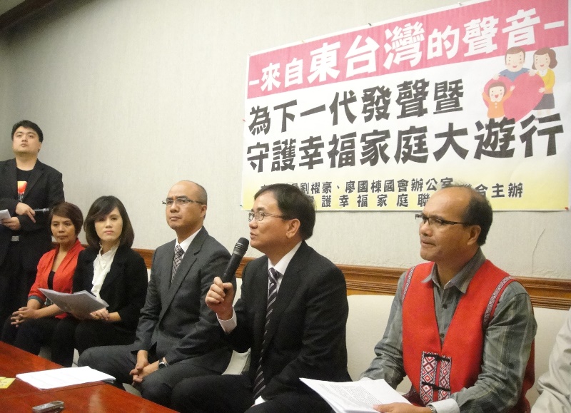 反對多元成家草案的「東台灣守護幸福家庭行動聯盟」,今(24)日召開記者會表示,一男一女的家庭價值不可動搖,否則兒童在不健全的家庭成長,傷害很大。圖:王立柔/攝 反對多元成家草案的「東台灣守護幸福家庭行動聯盟」,今(24)日召開記者會表示,一男一女的家庭價值不可動搖,否則兒童在不健全的家庭成長,傷害很大。圖:王立柔/攝