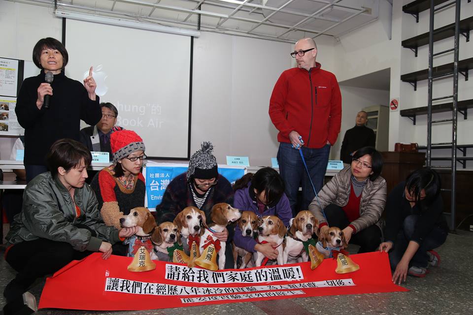 台灣動物社會研究會主任陳玉敏(左上一)與民進黨立委蕭美琴(左下一)、林淑芬(右下二)召開記者會,希望替8隻米格魯找到新家,並要主管機關重視實驗動物問題。圖2之2:林雨佑/攝 台灣動物社會研究會主任陳玉敏(左上一)與民進黨立委蕭美琴(左下一)、林淑芬(右下二)召開記者會,希望替8隻米格魯找到新家,並要主管機關重視實驗動物問題。圖2之2:林雨佑/攝
