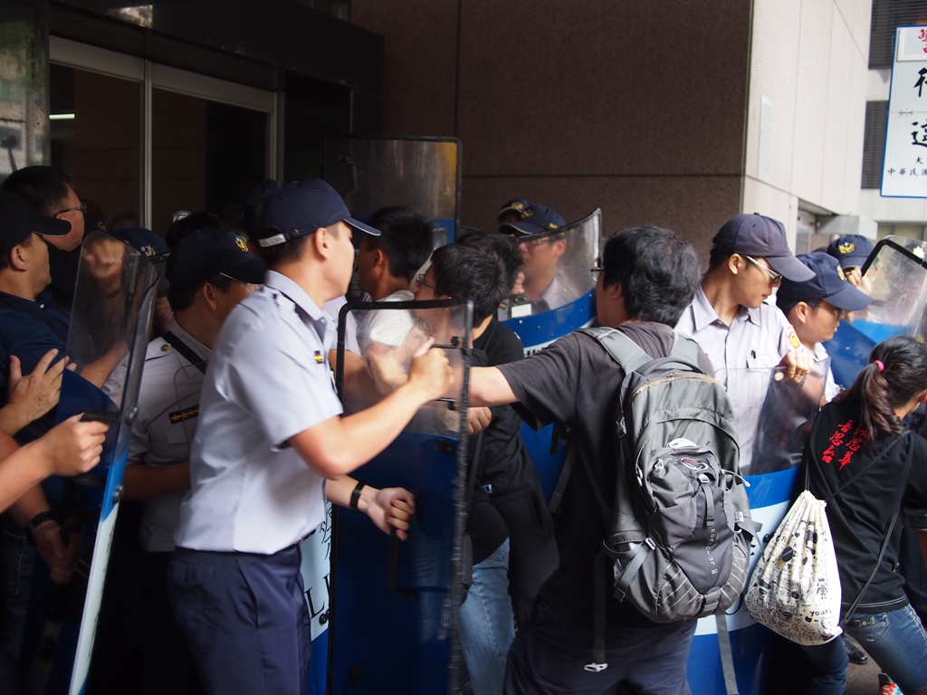 學生試圖衝過警方防線進入國教院。圖:何星瑩/攝 學生試圖衝過警方防線進入國教院。圖:何星瑩/攝