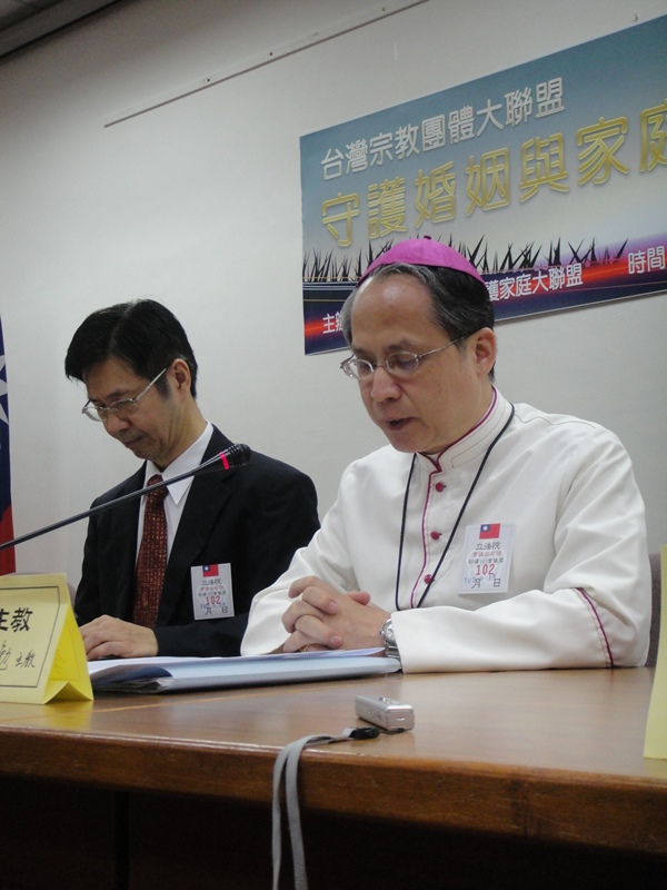 為反對同性婚姻及多元成家草案,台灣宗教團體愛護家庭大聯昨(18)日召開記者會。圖4之1:王立柔/攝 為反對同性婚姻及多元成家草案,台灣宗教團體愛護家庭大聯昨(18)日召開記者會。圖4之1:王立柔/攝