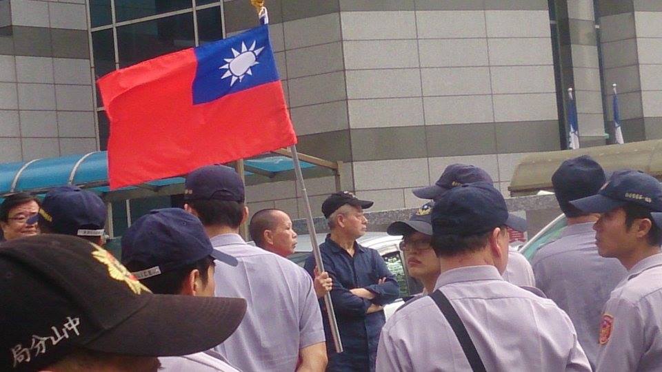 愛國同心會成員突到場,警察以人牆隔開雙方人馬,避免衝突發生。圖:王子軒/攝 愛國同心會成員突到場,警察以人牆隔開雙方人馬,避免衝突發生。圖:王子軒/攝