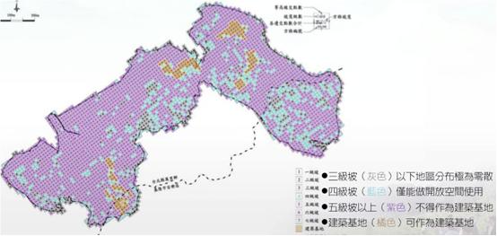 北科大(正前方山坡)位於新北市萬里、基隆大武崙交界,193公頃校地七成以上,是四級坡的陡峻坡地。圖片:陳香蘭/攝。 北科大(正前方山坡)位於新北市萬里、基隆大武崙交界,193公頃校地七成以上,是四級坡的陡峻坡地。圖片:陳香蘭/攝。