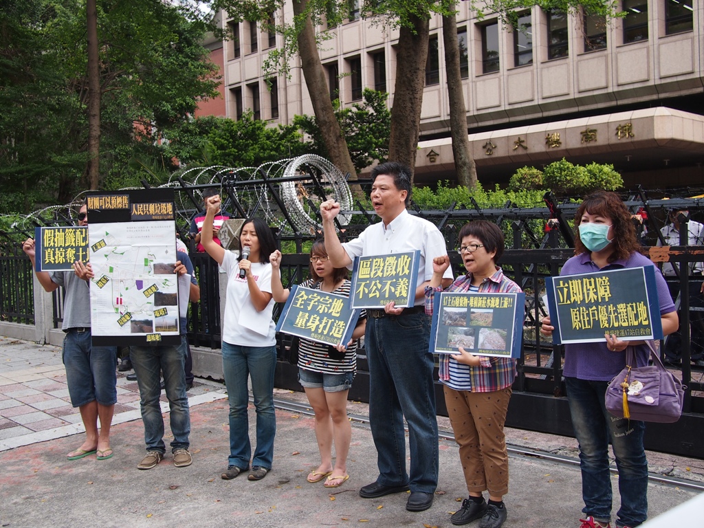 A7站自救會、反迫遷民團及人士24日要求立即停止不公平且明顯圖利財團的配地制度,應該讓原住戶「優先選配土地」。圖:何星瑩/攝 A7站自救會、反迫遷民團及人士24日要求立即停止不公平且明顯圖利財團的配地制度,應該讓原住戶「優先選配土地」。圖:何星瑩/攝