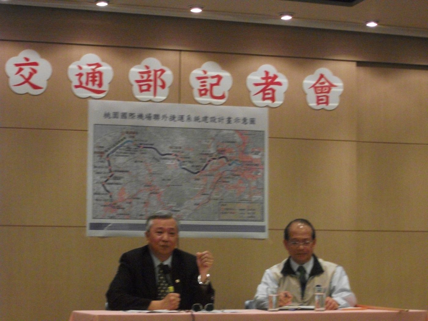 高鐵局長朱旭今(8)日表示,原訂於今(2013)年10月通車的機場捷運,確定2年後(2015年)底才能通車。圖:涂鉅旻/攝 高鐵局長朱旭今(8)日表示,原訂於今(2013)年10月通車的機場捷運,確定2年後(2015年)底才能通車。圖:涂鉅旻/攝