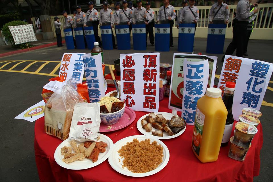 台聯帶來的頂新黑心食品。圖2之2:林雨佑/攝 台聯帶來的頂新黑心食品。圖2之2:林雨佑/攝