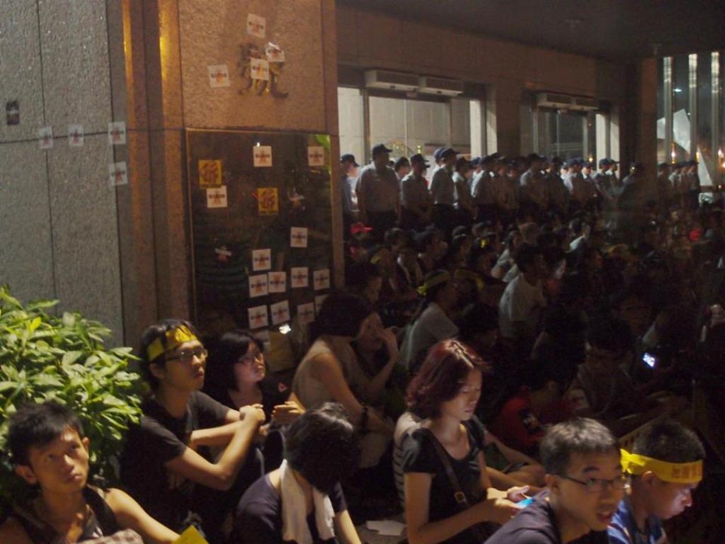 上千名民眾占據內政部四面大門。圖:陳柔伊/攝 上千名民眾占據內政部四面大門。圖:陳柔伊/攝